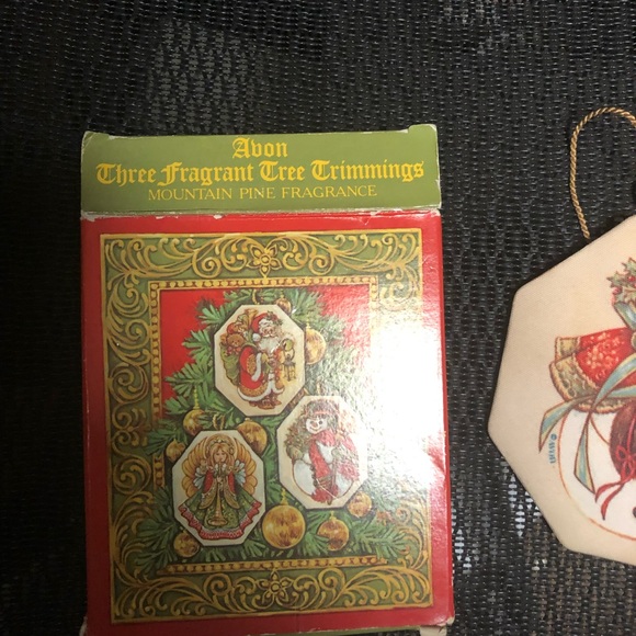 🎄Vintage Avon Scented Christmas Ornaments (set of 3) - 508 $15 or $12 w/offer - Picture 2 of 3